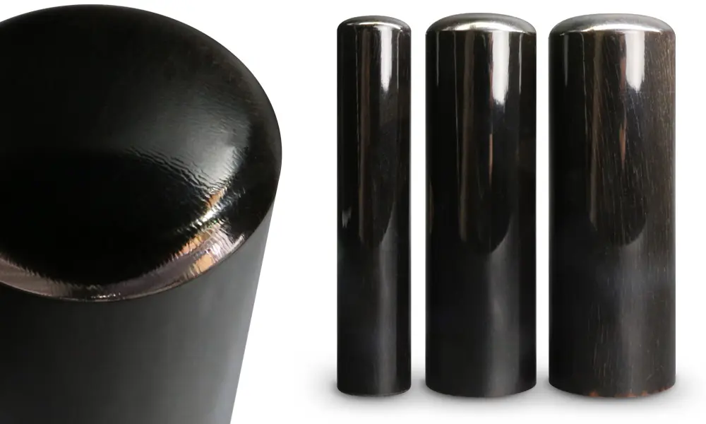 黒水牛の印鑑素材と黒色の円柱印鑑