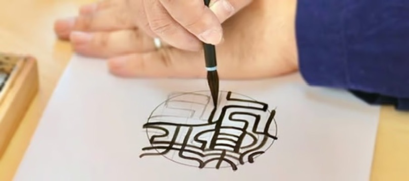 手書き印鑑の印影を一文字ずつ制作する印鑑職人の作業風景